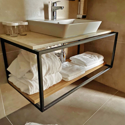 Modernes Badezimmer-Regal unter dem Waschbecken  eine Kombination aus Metall und Holz  einfaches Design