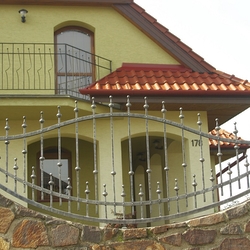 Einfamilienhaus, umzunt von einem hochwertigen geschmiedeten Zaun
