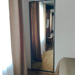 Kovov hranat zrkadl v hotelovch izbch - modern zrkadl 