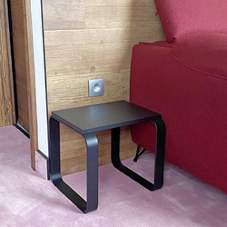 Einfacher, bogenfrmiger Tisch  moderne Metallmbel