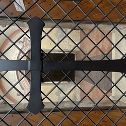 Kr na kovanej mrei na dverch v historickom kostole v ubici