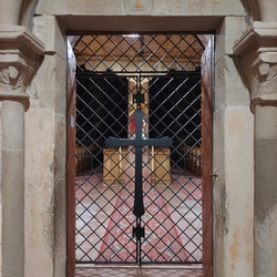 Geschmiedetes Gitter mit Kreuz in der rmisch-katholischen Pfarrkirche aus dem 13. Jahrhundert