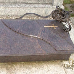 Smuten run kovan dekorace na kamennm hrob - ​​vnec s mal