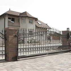 Hochwertiges Schiebetor und Umzunung eines Einfamilienhauses  geschmiedete Tore und Zune
