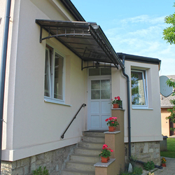 Kovan prstreok a madlo pri vstupe do rodinnho domu na vchodnom Slovensku