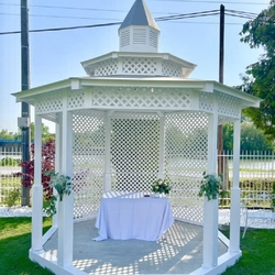Dekorierter Garten-Hochzeitspavillon bereit fr die Hochzeitszeremonie
