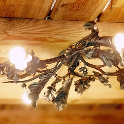 Zhradn svietidlo s lesnm motvom v zhradnom letnom altnku - exterirov stropn svietidlo