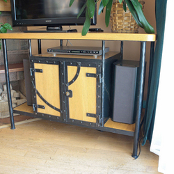 Kovaná komoda pod TV s úložným prostorem - kovaný nábytek