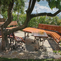 Exkluzivní kovaný nábytek s exotickým cedrovým dřevem - zahradní stůl, lavičky a houpačka