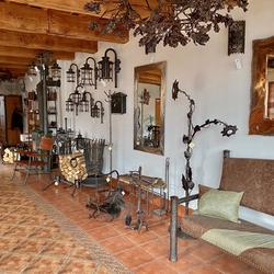 Forging artistique UKOVMI  showroom  canap forg avec cuir, miroirs, clairage, porte-bois, accessoires...