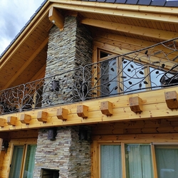 Künstlerisches geschmiedetes Geländer mit Waldmotiv von Kiefer auf dem Balkon einer Tatra-Hütte – Außengeländer
