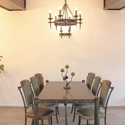 Historický interiérový dizajn - svietidlá, luxusný stôl a stoličky, svietnik