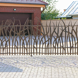 Kovaná brána inšpirovaná prírodou s motívom trávy - moderná brána k rodinnému domu 