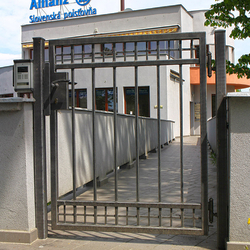 Kovaná bránka pri administratívnej budove - jednoduchá moderná bránka