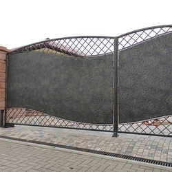 Kvalitná kovaná brána vyrobená v UKOVMI pre rodinný dom
