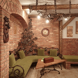 Komplette Einrichtung und -Beleuchtung eines Weinkellers in geschmiedetem Stil – luxuriöse Möbel und Leuchten