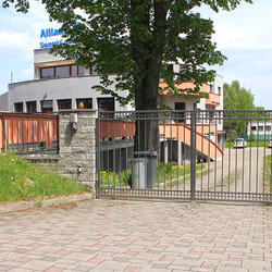 Kovaná brána pri administratívnej budove - moderná brána