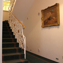 Rustikálne kované zábradlie na schody vyrobené v UKOVMI do vily z 19.storočia 