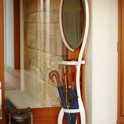 Schmiedeeiserner Spiegel mit Rahmen in weißer Farbe und goldener Patina – exklusive, rustikale Möbel