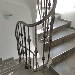 Kvalitní točité zábradlí na schodech - interiérové ​​zábradlí