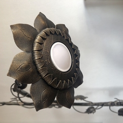 Lampadaire artistique, dessiné en forme de tournesol, conçu à l’atelier UKOVMI. Luminaire à pied en fer forgé travaillé à la main.