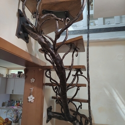 Interiérové kované schodisko vykované ako strom pre rodinný dom