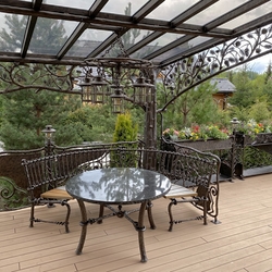 Dizajnový stôl s lavičkou, svietidlá a výnimočný prístrešok terasy vyhotovený ako sosna - luxusné ručne kované diela                         
