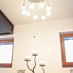 Moderní interiérový design - luxusní závěsné svítidlo ručně vyrobené z broušeného nerezu