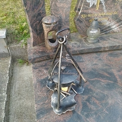 Spomienkový svietnik na hrob vyjadrujúci spoločne prežité chvíle s priateľom - kotlík s vareškou, ohniskom a popisom