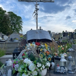 Monument – un livre ouvert et une croix sur un rocher Monument – un livre ouvert et une croix sur un rocher