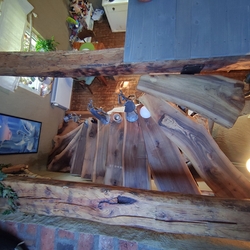 Drevené stupne na kovanom schodisku - pohľad zhora