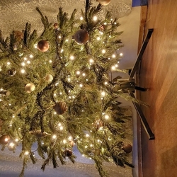 Kvalitní kovaný stojan na živý vánoční stromeček - moderní hranatý design