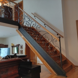  Designové zábradlí vykované do interiéru rodinného domu - kované zábradlí na schody