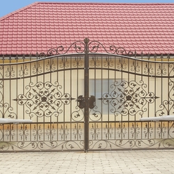 Kovaná brána z UKOVMI vyrobená pro rodinný dům