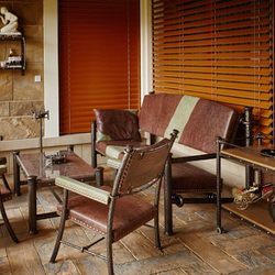 Výjimečný ručně kovaný stůl a židle s kůží - luxusní nábytek vyrobený v ateliéru kovářského umění UKOVMI