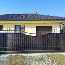 Posuvná kovaná brána pri rodinnom dome - plná brána s plechom