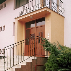 Balkonové kované zábradlí a zábradlí na schodech při vstupu do domu - exteriérové ​​zábradlí