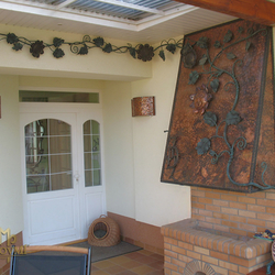 Schmiedeeiserner Gartenkamin – Kupferkamin mit geschmiedeter Sonnenblumenranke