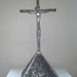 Leštený kovaný kríž v kostole 