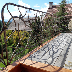 Luxusní balkónové zábradlí ručně vyrobené uměleckými kováři - exteriérové ​​zábradlí