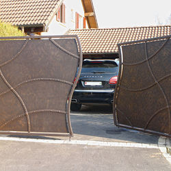 Kovaná brána vyrobena pro klienta ve Švýcarsku - soukromí uměním - moderní plná brána