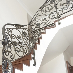 Interiérové ​​zábradlie na schodech rodinného domu - kované zábradlí