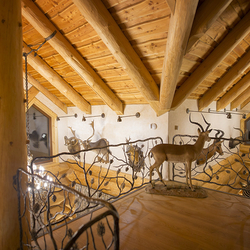 Interiérové ​​zábradlí Strom-sosna ručně vykované pro loveckou chatu - exkluzivní zábradlí
