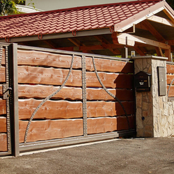 Kovaná brána - dřevo - kov, souhra materiálů