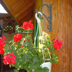 Kovaný držiak závesných kvetináčov v ľudovom prevedení - záhradný vešiak na kvetináče
