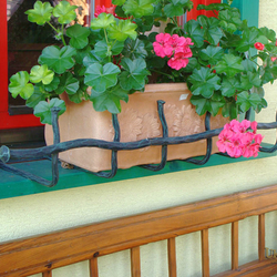 Kovaný držák květináčů vzor Babička v zelené patině