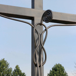 Schmiedeeisernes Kreuz auf einem Friedhof