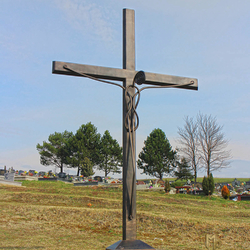  Kovaný kříž na hřbitově