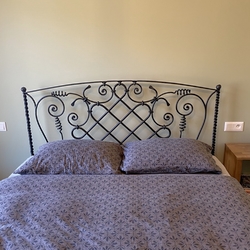 Romantisches geschmiedetes Bett im Schlafzimmer eines Familienhauses – geschmiedetes Möbel
