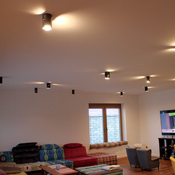 Vue d’ensemble sur l’éclairage de salle de séjour dans une maison familiale – luminaires artisanaux 